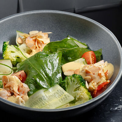 Салат с креветками, брокколи и соусом из маракуйи в Branch по цене 860 ₽