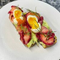 Брускетта со слабосоленой форелью в Sigma