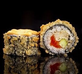 Горячий спайси-ролл с лососем в Суши Стар по цене 499 ₽