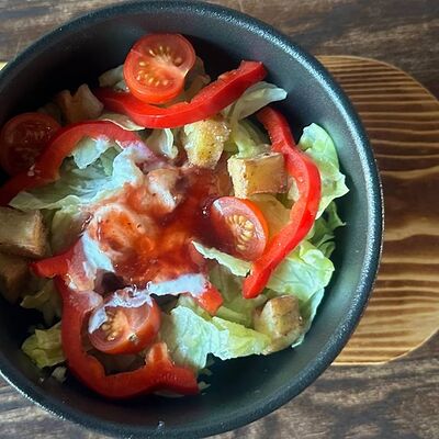 Салат с баклажаном, страчателлой и острым ягодным джемомв Бекки бар по цене 480 ₽