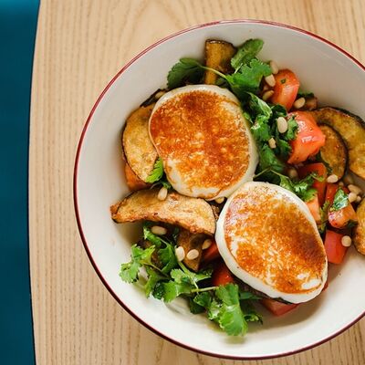 Салат с жареным сулугуни в Ведро Гвоздей по цене 830 ₽