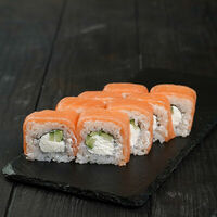 Ролл Филадельфия с огурцом в Green Sushi