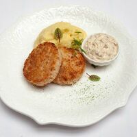 Биточки из лосося и креветок с картофельным пюре и соусом тартар в Фреско
