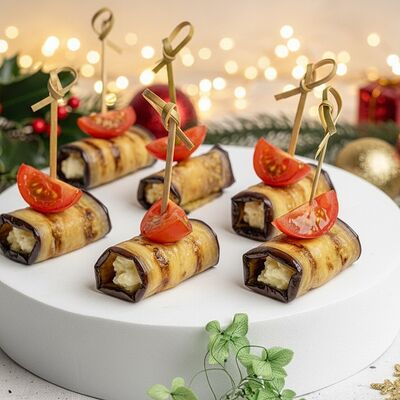 Мини-рулетики из баклажан с чесночным кремом в KanapeFest по цене 2190 ₽