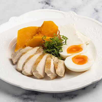 Запеченная сладкая тыква с сыром Фета и куриной грудкой су-вид в Патис по цене 604 ₽