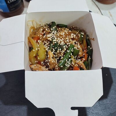 Wok c курицей, овощами и соусом в SV Sushi по цене 498 ₽