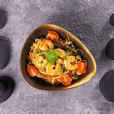 Удон с креветками и фасолью в соусе Wok в Суши Гурмэ по цене 490 ₽