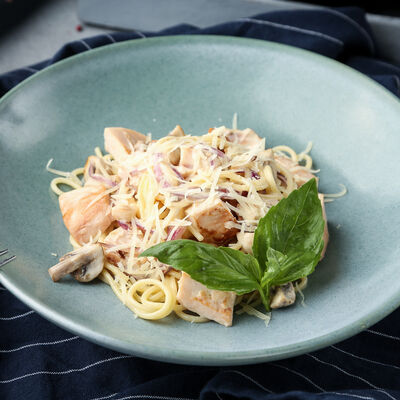 Спагетти с цыпленком и шампиньонами в сливочном соусе в Double по цене 390