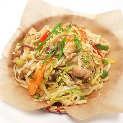Ми бо сао пшеничная лапша с морепродуктами в Wok & Box по цене 699 ₽