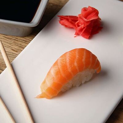 Суши с лососем в Андеграунд Pizza & Sushi по цене 127 ₽