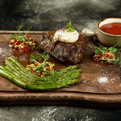 Стейк Ростбиф со спаржей и овощной сальсой в Арт по цене 1100 ₽