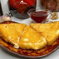 Жареный сулугуни с брусничным соусом в САМИХИНКАЛИ