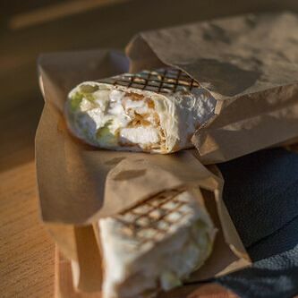 Цезарь ролл в Shake bistro по цене 450 ₽