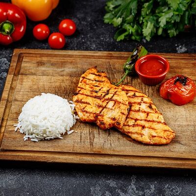 Куриная грудка на гриле с гарниром в Таксиммайдан по цене 1150 ₽