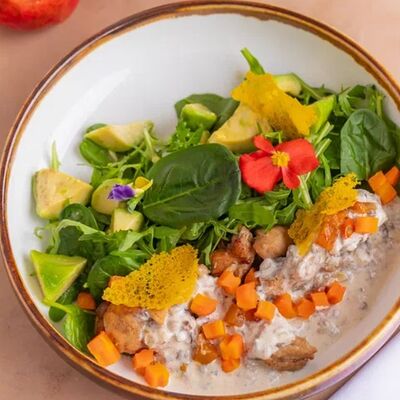 Тёплый салат с кроликом под грибным соусомв Мархаба Халяль по цене 1104 ₽