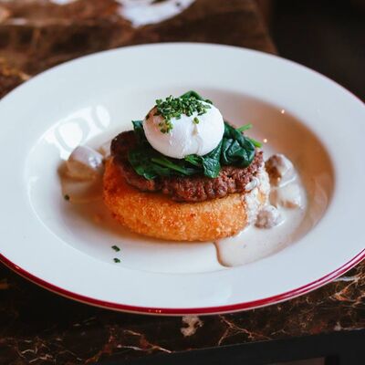 Большой крокет с говяжьей котлетой и грибным соусомв Пинки Бандински по цене 34 р.