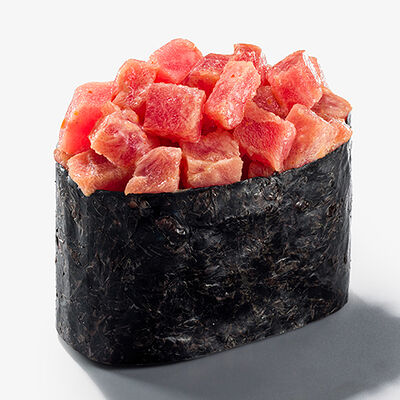 Гункан с тунцом в Вкус и лосось по цене 250 ₽