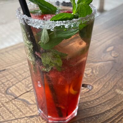 Фирменный лимонад Мохито Клубничныйв Контейнер по цене 420 ₽