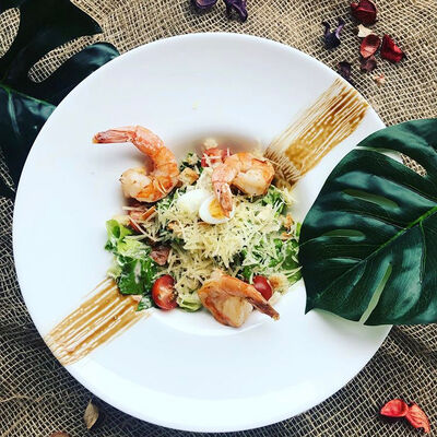 Цезарь с тигровыми креветками в Гастробар DOM по цене 450