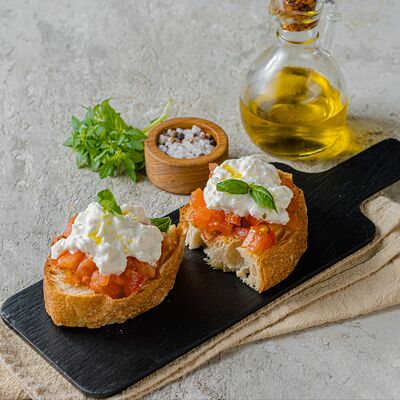 Брускетта с томатами и страчателлой в PizzAmore по цене 600 ₽
