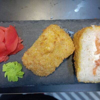 Онигири в кляре Курица в Sushi Kiosk по цене 300 ₽