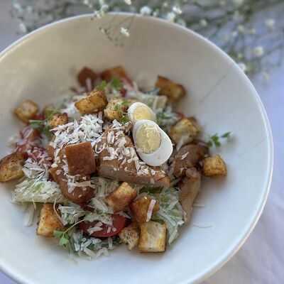 Салат Цезарь с куриным бедром, романо и томатами черри с вителло тоннато в Птичка по цене 505 ₽