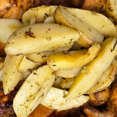 Картофель по-деревенски в Мужчина готовит по цене 190 ₽