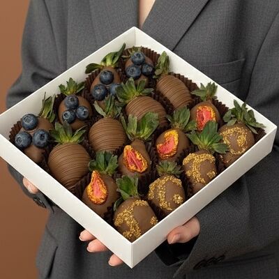 Клубника в шоколаде Chanelв Luna-Клубника в шоколаде по цене 3990 ₽
