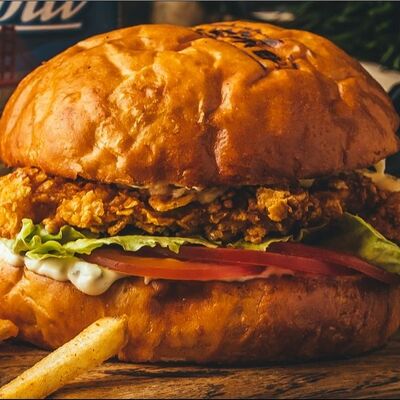 Крафт & Бургер с хрустящей индейкой и соусом цезарь в Крафт & Бургер по цене 660 ₽