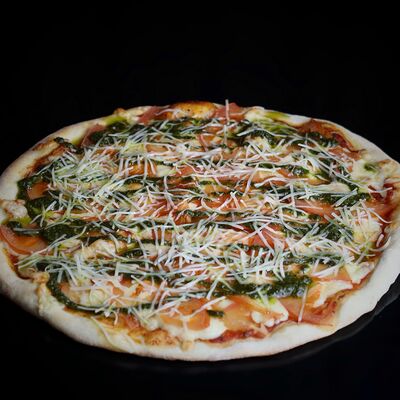 Пицца Маргарита с песто и пармезаном в ЛукоСу по цене 825 ₽