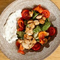 Тёплый салат с курицей, моцареллой и печным перцем в Пицца паста