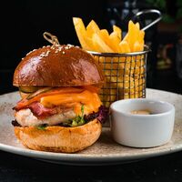 Чикенбургер с картофелем фри и соусом в Golden Coffee