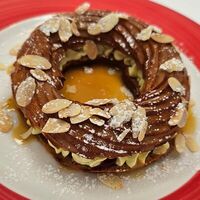 Бейгл с фисташковым кремом и малиновым соусом в Марио траттория