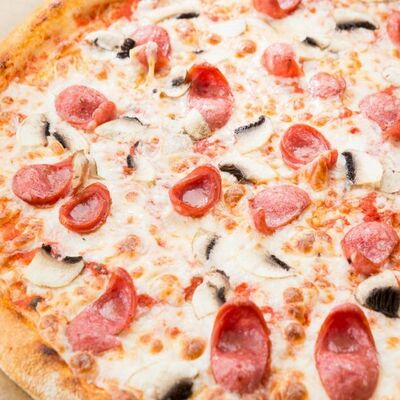 Пицца 33 см с охотничьими колбасками в Филадельфия по цене 390 ₽