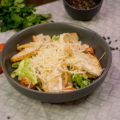 Салат Цезарь с курицей в Кампус по цене 520 ₽