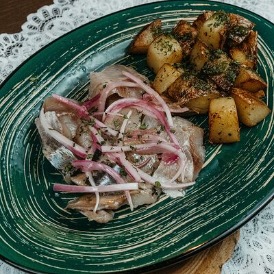 Сельдь с жареным картофелем в Собрание по цене 360 ₽