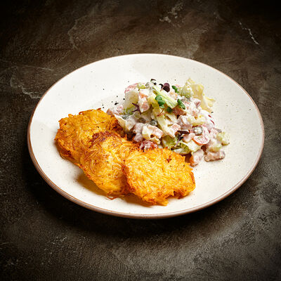 Салат с лососем малой соли и драниками в Корчма по цене 730 ₽