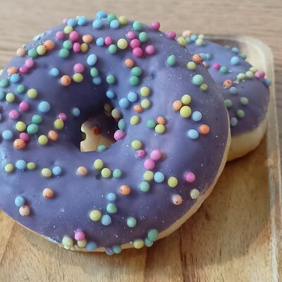 Донат ягодный в ОКофе по цене 250 ₽