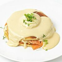Панкейк с семгой и сырным соусом в Et-Et