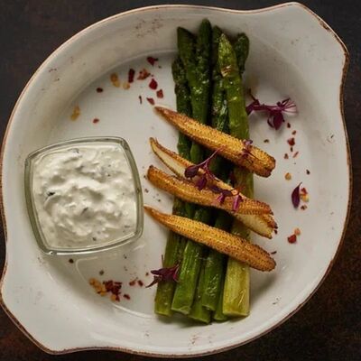 Спаржа и мини-кукуруза гриль с греческим соусом в MeatBarrique по цене 720 ₽