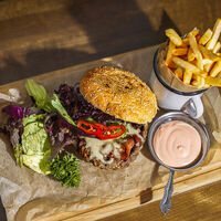 Бургер от Стива в Paddy's Irish Pub & Eatery