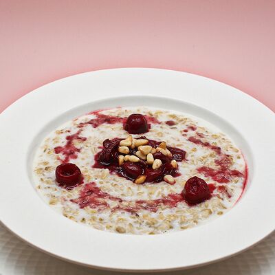 Каша овсяная с клубникойв Еще одна кондитерская Академик по цене 500 ₽