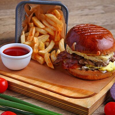 Lucky бургер в Андеграунд Pizza & Sushi по цене 472 ₽