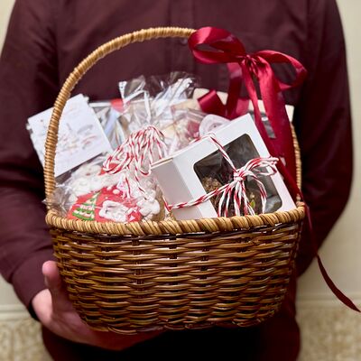 Корзина со свечей Лошадка и кондитерскими изделиями ручной работы в Romanico по цене 6500 ₽