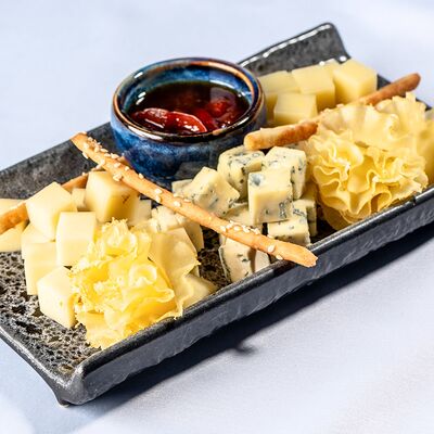 Ассорти из сыров в МОМО по цене 3050 ₽