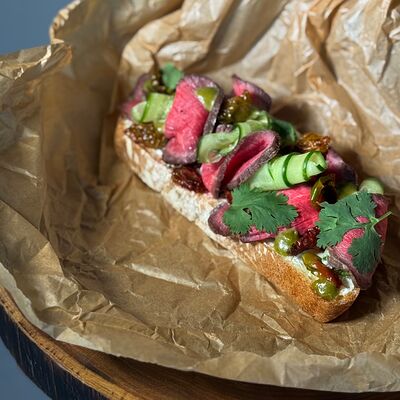 Брускетта с ростбифом и вялеными томатами в Voodoo bar по цене 760 ₽