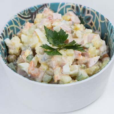 Салат Оливье с ветчиной из индейки в Тарелка по цене 148 ₽