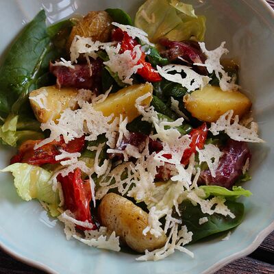 Салат с ростбифом в Хюгге Сырный ресторан по цене 790 ₽