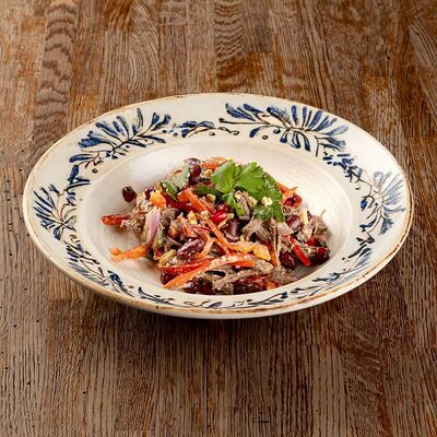 Салат с говядиной и красной фасольюв Дзамико по цене 650 ₽