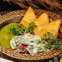 Золотистые сулугуни с мини-салатомв Hookah time